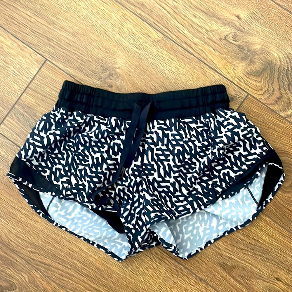 Lululemon Hottie hot shorts size 6; 2.5 inch